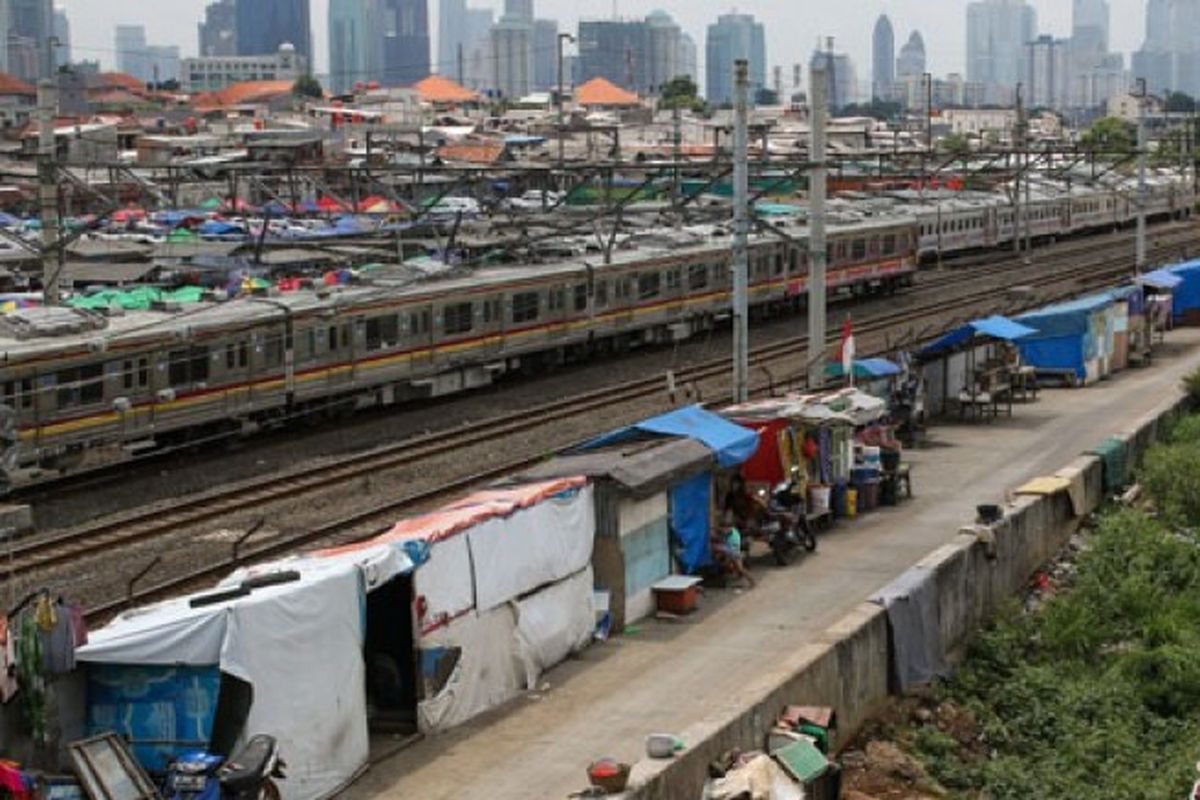 Sejumlah gubuk liar tampak berdiri di sepanjang jalan inspeksi Kanal Banjir Barat (KBB), Jakarta, Senin (6/11/2017). Pemprov DKI Jakarta akan melakukan penertiban permukiman kumuh tersebut, selain mengganggu kendaraan yang melintas, juga kegiatan pengerukan sungai. 