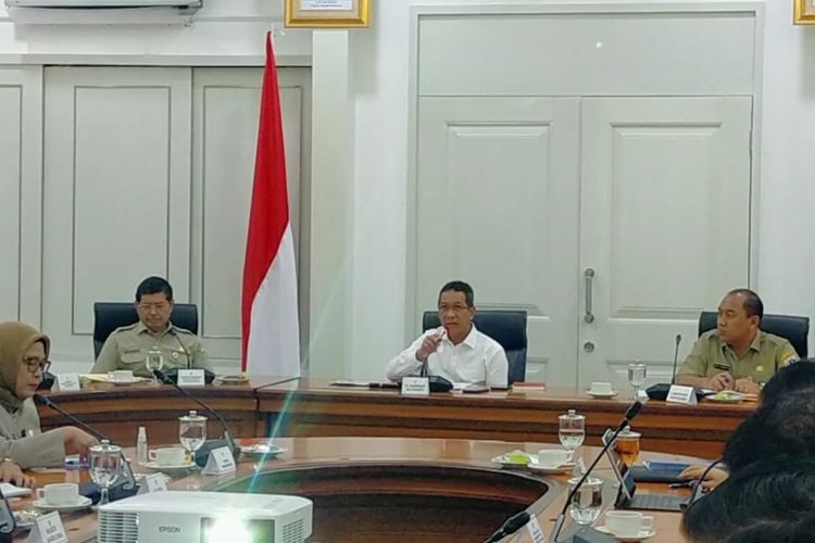 Penjabat (Pj) Gubernur DKI Jakarta Heru Budi Hartono memimpin rapat pimpinan (rapim) yang digelar di Balai Kota DKI Jakarta, Jakarta Pusat, Senin (5/12/2022). 