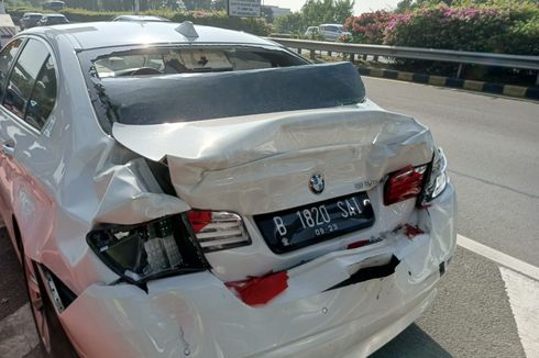BMW Ditabrak Bus Pariwisata di Tol Jagorawi, Bodi Belakang Mobil Rusak Berat