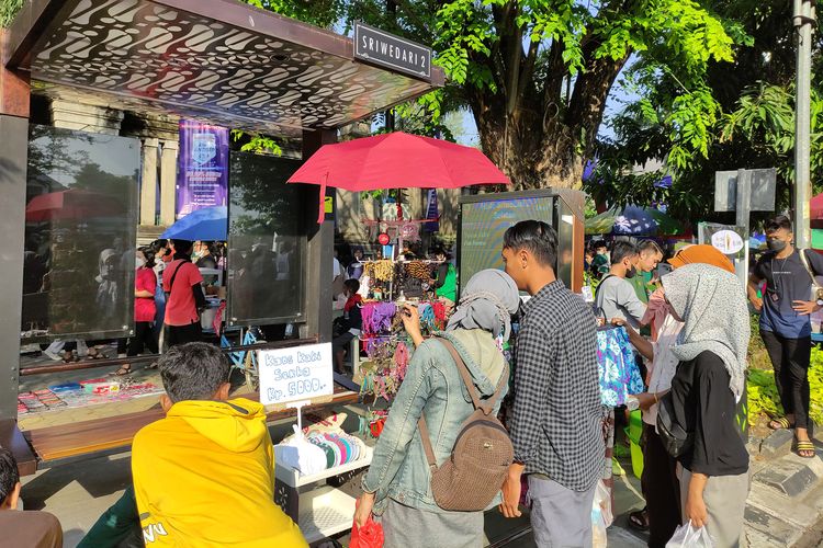 Pengunjung berbelanja di Solo Car Free Day.