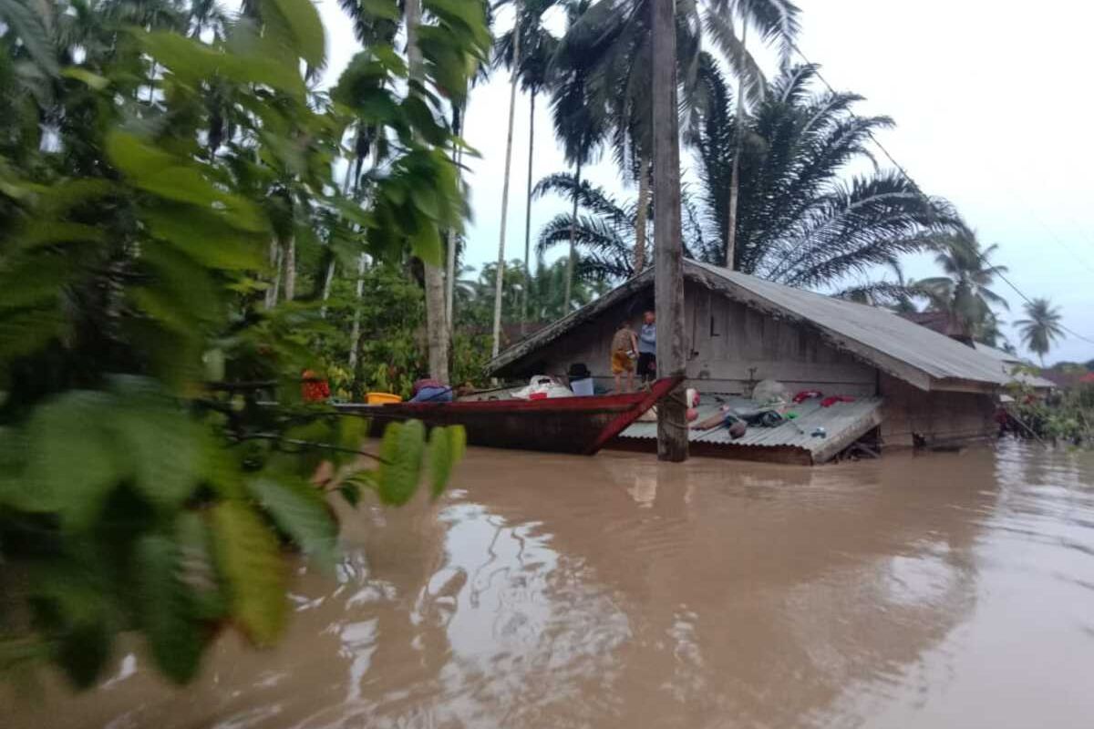 Proses evakuasi korban banjir di Desa Leubok Pusaka, Kecamatan Langkahan, Aceh Utara, Minggu (2/1/2022)