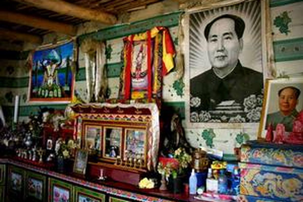 Mao Zedong dipuja bersama dewa-dewi Budha di altar sebuah rumah di pedalaman Tibet.