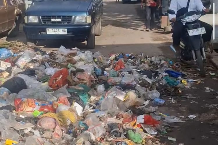 Penjelasan DLH Lumajang soal Sampah Menggunung dan Meluber ke Jalan di Jatiroto