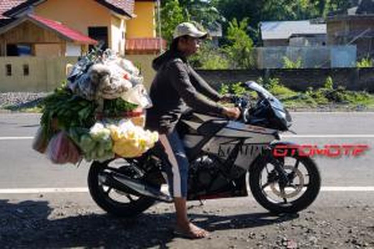 Di Nusa Tenggara Barat, Honda All-New CBR150R dipakai salah satu warga keliling jualan sayur. 