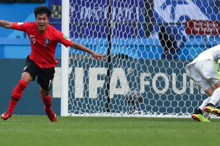 Kim Young-gwon merayakan gol Korea Selatan ke gawang Jerman yang dikawal Manuel Neuer pada pertandingan Grup F Piala Dunia 2018 di Kazan Arena, 27 Juni 2018. Korea Selatan menang 2-0, Jerman tersisih di fase grup Piala Dunia untuk kali kedua. 