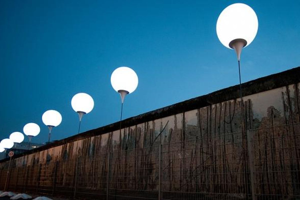 Ribuan balon bercahaya itu merupakan bagian dari Lichtgrenze atau Batas Cahaya, sebuah proyek seni yang menandai garis pemisah antara Berlin Barat dan Berlin Timur selama hampir 30 tahun.
