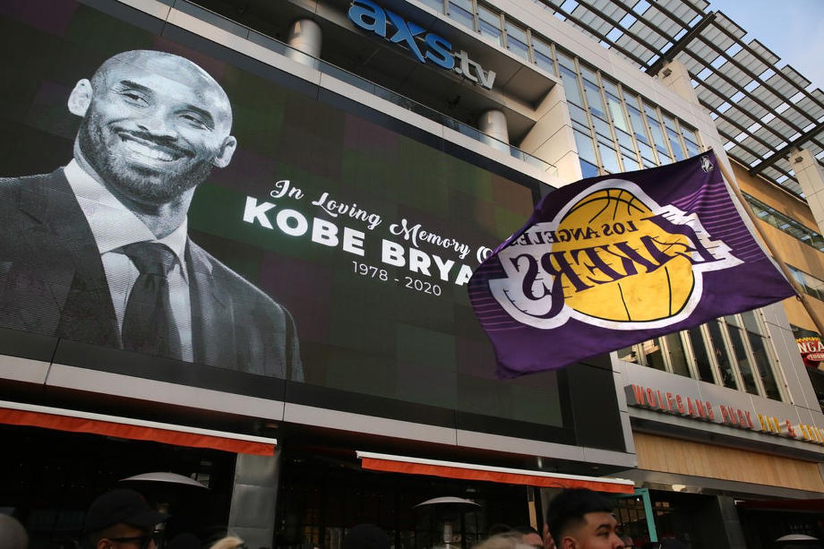 epa08168968 Fans of late Los Angeles Lakers guard Kobe Bryant gather at the LA Live entertainment complex across the street from the Staples Center, home of the Los Angeles Lakers, in Los Angeles, California, USA, 26 January 2020. According to media reports, former NBA basketball player Kobe Bryant died in a helicopter crash in Calabasas, California, USA on 26 January 2020. He was 41.  EPA-EFE/ADAM S DAVIS