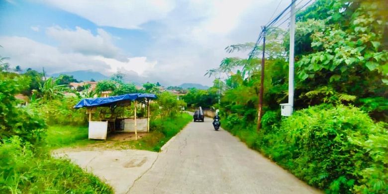 3-4 tahun lalu, crazy rich asal Gerobogan Joko Suranto juga pernah membangun jalan yang menghubungan Desa Nagrog dan Desa Narawita, di Kecamatan Cicalengka, Kabupaten Bandung. Tak hanya itu, ia juga mengaku membangun pesantren di Priangan Timur.