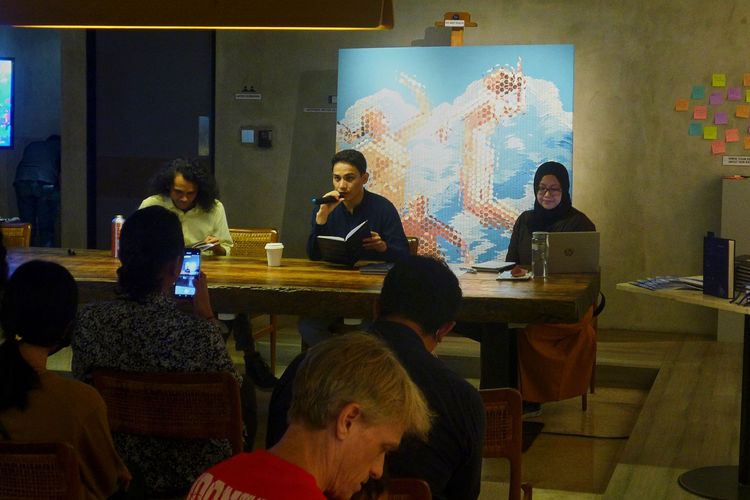 Ali Reza Yawari, a refugee from Afghanistan (front-center), speaks during the launch of his first book 'Lost in the Calm' during an exhibition titled 'Let's Walk My Journey' (LWMJ) from August 6-20 in Jakarta.