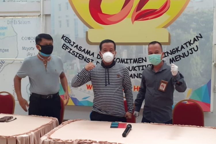 I Nyoman Warsayasa (Tengah) pasien positif terjangkit virus Corona dan dinyatakan sembuh saat berada di Rumah Sakit Muhammad Hoesin (RSMH) Palembang.