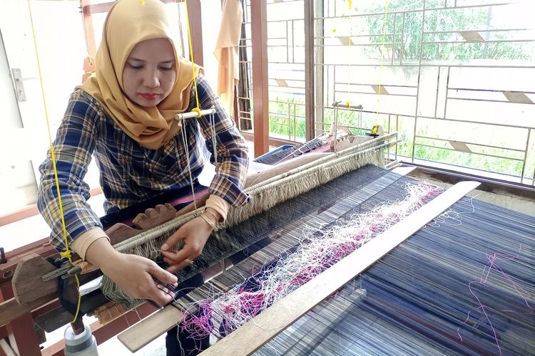 Seorang penenun di DSA Bandar Khalipah, Kecamatan Percutseituan, Kabupaten Deliserdang, Sumut, Kamis (29/12/2022)