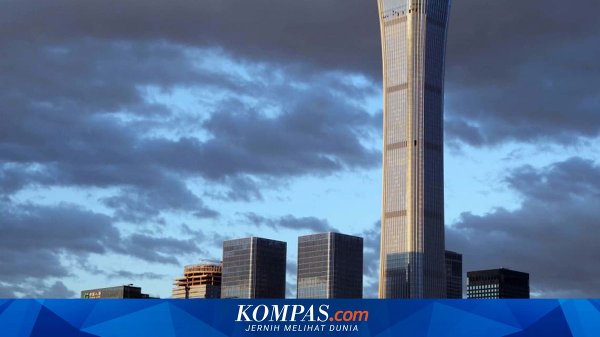 Pesawat Kecil Tabrak Gedung Tertinggi Beijing, Puing-puing Berserakan di Jalan