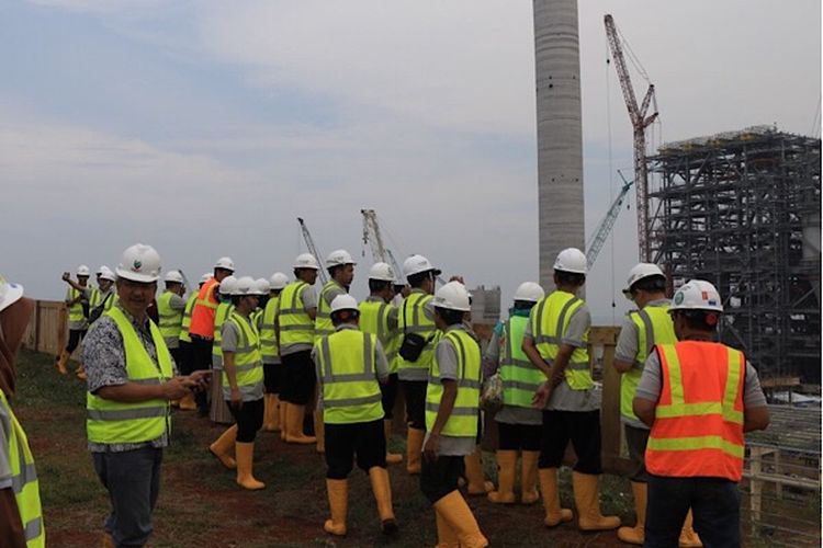 Para guru perwakilan dari SMA/SMK yang siswa siswinya menjuarai lomba menulis tentang PLTU Batang, sedang menyaksikan pembangunan PLTU Batang 2 x 1.000 MW, ddan mendapatkan penjelasan dari Direktur Operasional PT BPI, Shiroki Yamashita, 