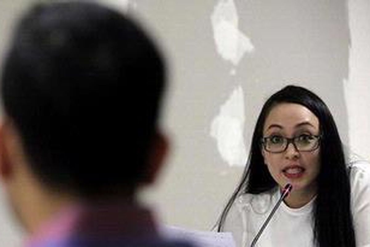 Terdakwa Angelina Sondakh (kanan), menjalani persidangan di Pengadilan Tindak Pidana Korupsi dengan agenda pemeriksaan saksi M Nazaruddin, Jakarta, Kamis (29/11/2012). Angie menjadi terdakwa dalam kasus dugaan korupsi penerimaan hadiah dalam penganggaran di Kemenpora dan Kemendiknas. 