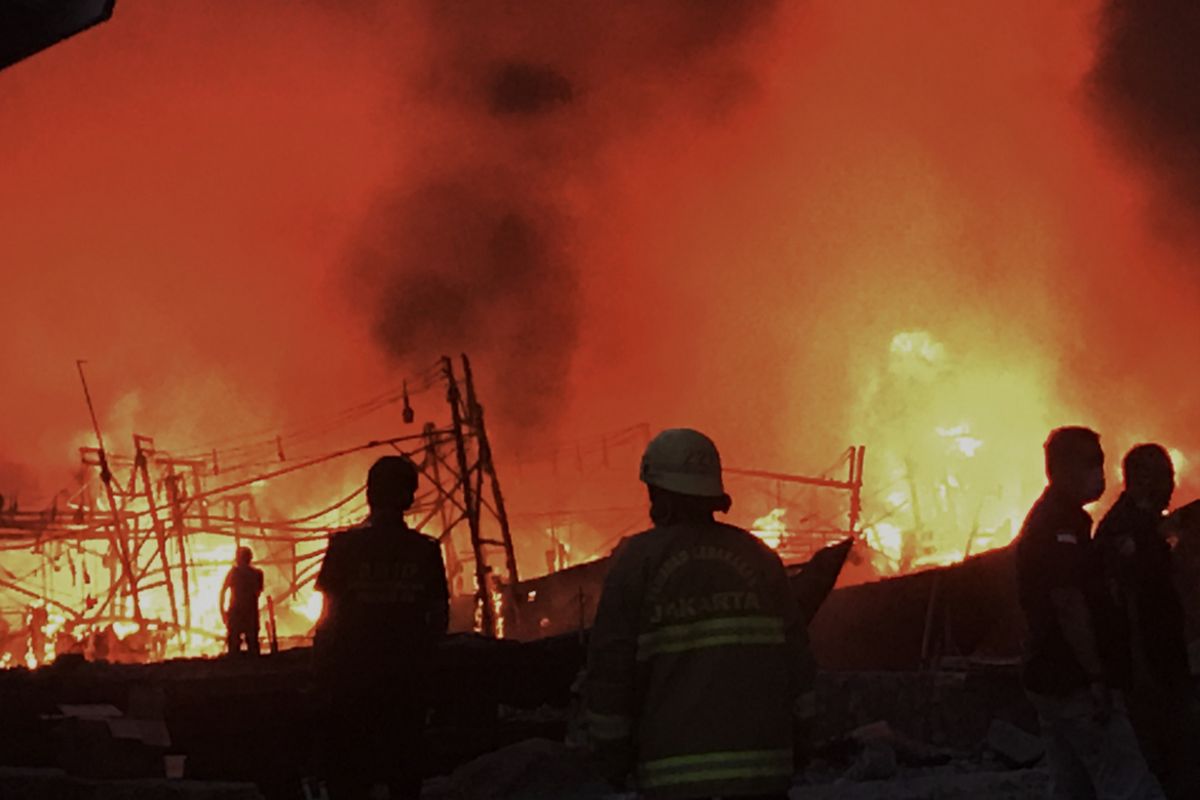 Suasana di lokasi kebakaran kapal di Pelabuhan Muara, Pluit, Penjaringan, Jakarta Utara, Sabtu (23/2/2019) sore. Sedikitnya 15 unit kapal terbakara dalam peristiwa itu.