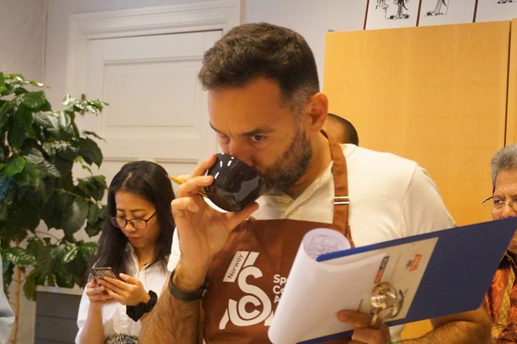 Salah satu potret kegiatan Indonesian Coffee Cupping yang diikuti oleh professional cuppers atau pencicip kopi dari enam roastery terkemuka di Norwegia. Acara ini diselenggarakan oleh Kedutaan Besar RI di Oslo, Norwegia, bekerja sama dengan Norsk Kaffeinformasjon (Asosiasi Kopi Norwegia) dan dukungan dari Kantor Perwakilan Bank Indonesia di London.