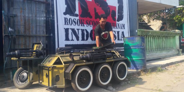 Yogi Hermawan dengan vespa tank hasil modifikasinya.