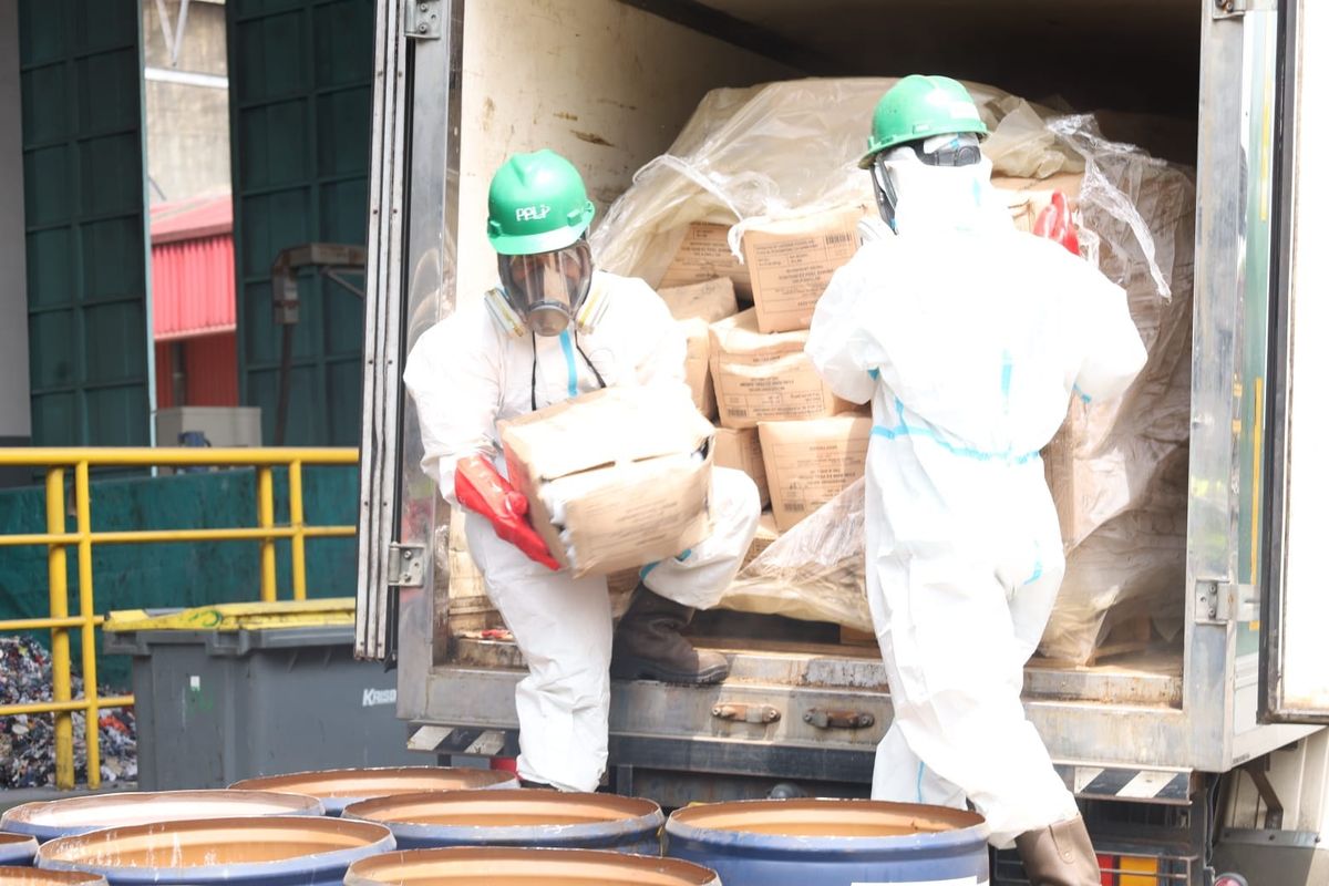 Petugas membawa karton berisi udang yang terpapar Cesium-137. 