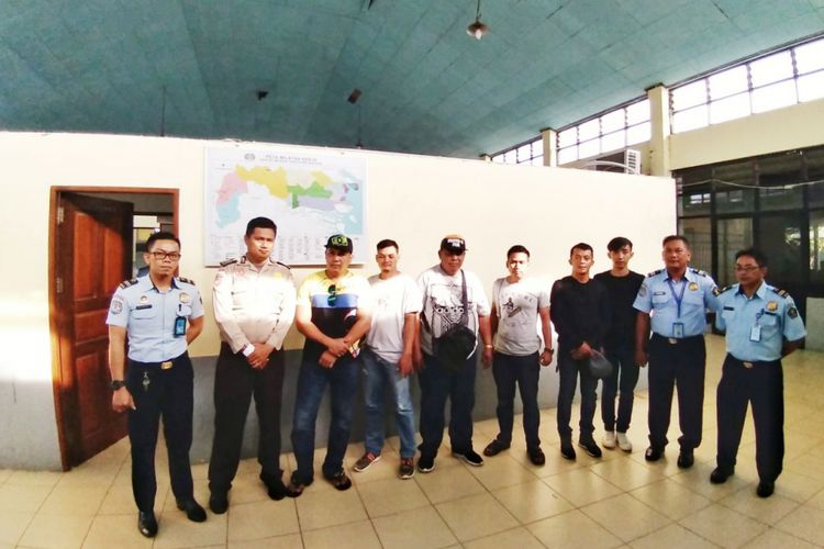 Kantor Imigrasi Kabupaten Nunukan mendeportasi 6 dari 8 crosser dari Malaysia melalui Pelabuhan Tunontaka karena memasuki Sebatik tanpa kelengkapan dokumen keimigrasian. Ke-8 crosser tersebut masuk ke Sebatik untuk mengikuti kejuaraan nasional grass track.