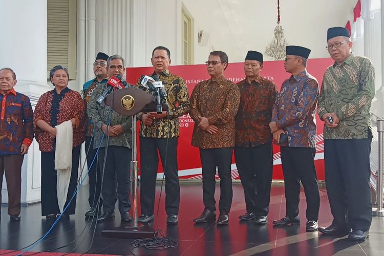 Ketua Majelis Permusyawaratan Rakyat (MPR) Bambang Soesatyo bersama para pimpinan MPR usai bertemu Presiden Joko Widodo di Istana Kepresidenan, Jakarta pada Rabu (9/8/2023) sore.