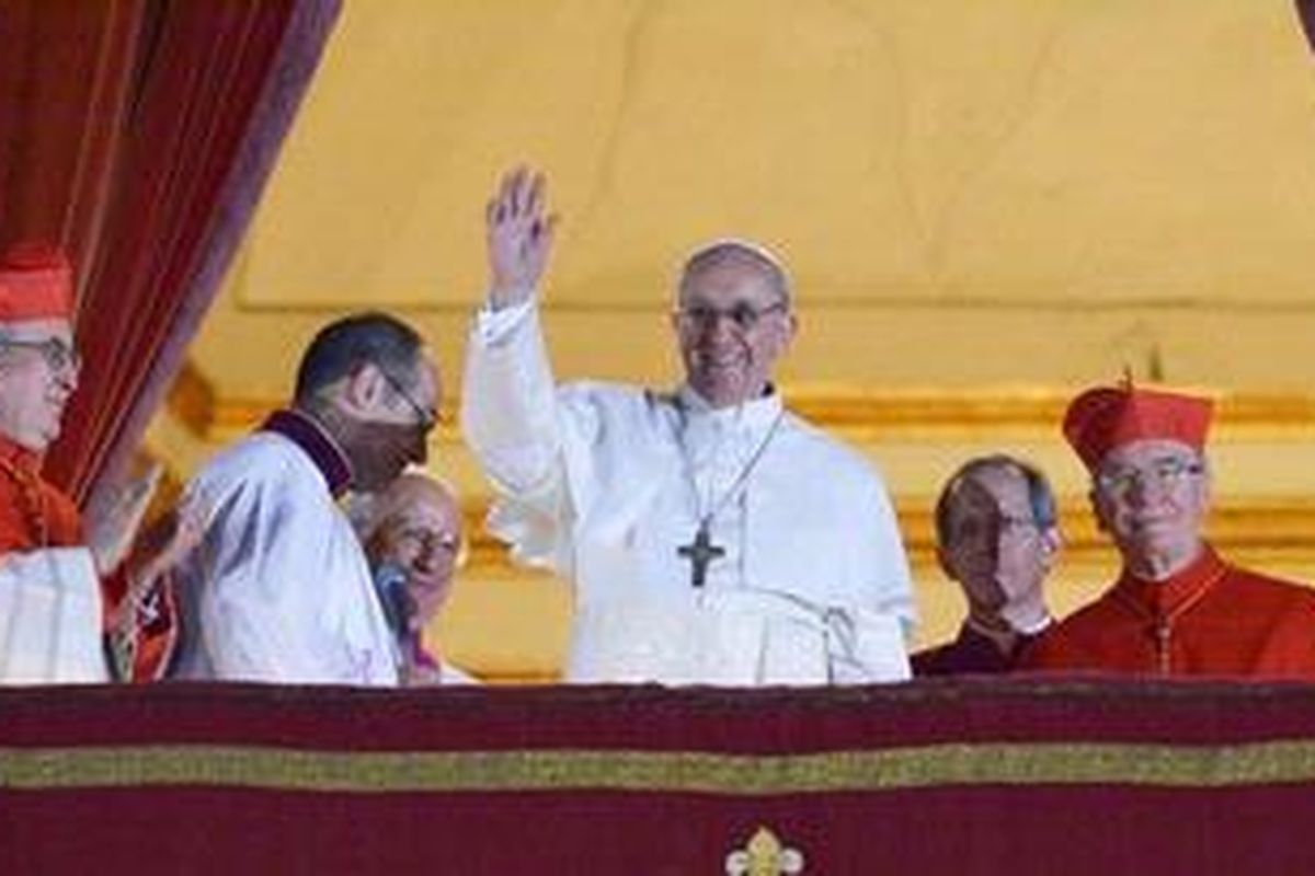 Kardinal Argentina Jorge Bergoglio, yang baru terpilih menjadi paus dan memilih nama Paus Francis melambaikan tangan dari balkon Basilika Santo Petrus, Rabu (13/3/2013) malam.