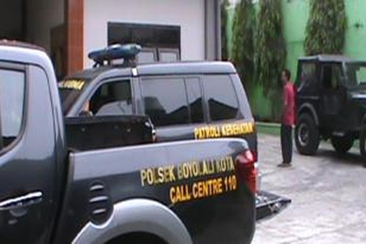 Petugas kepolisian melakukan olah tkp di sebuah hotel di Boyolali, Jumat (14/11/2014). 