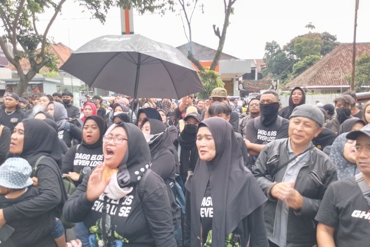 Ratusan warga Dago Elos menggeruduk Pengadilan Negeri (PN) Bandung, Kota Bandung, Jawa Barat menolaknya lahannya di eksekusi, Selasa (20/2/2024)