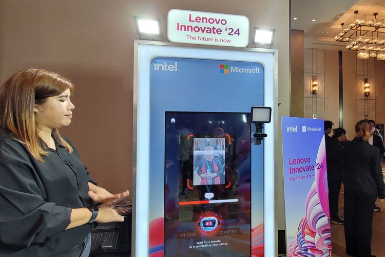 Booth untuk menjajal kecanggihan AI yang bisa mengubah foto pengguna jadi pribadi yang lain di Lenovo Innovate '24, Bangkok, Thailand. 