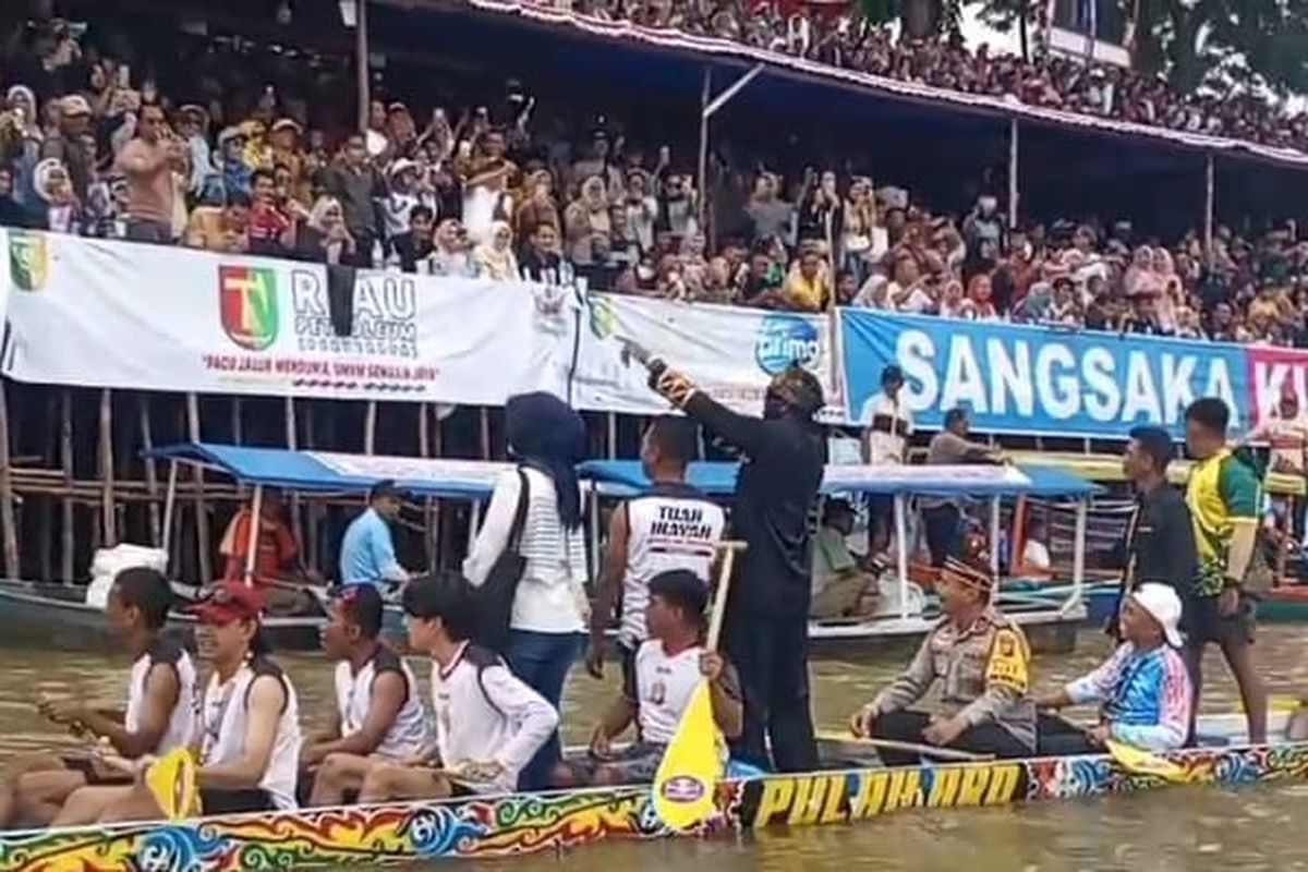 Penyanyi rapper asal AS, Melly Mike, menyapa penonton saat menaiki jalur di arena Pacu Jalur Kuansing, Riau, Minggu (24/8/2025).