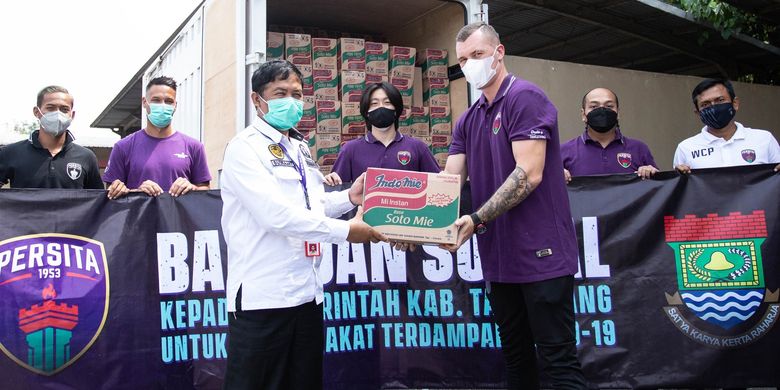 Pemain Persita Tangerang Adam Mitler menyerahkan bantuan sosial pandemi Covid-19 di wilayah Kabupaten Tangerang, Provinsi Banten, pada Rabu (21/7/2021). 