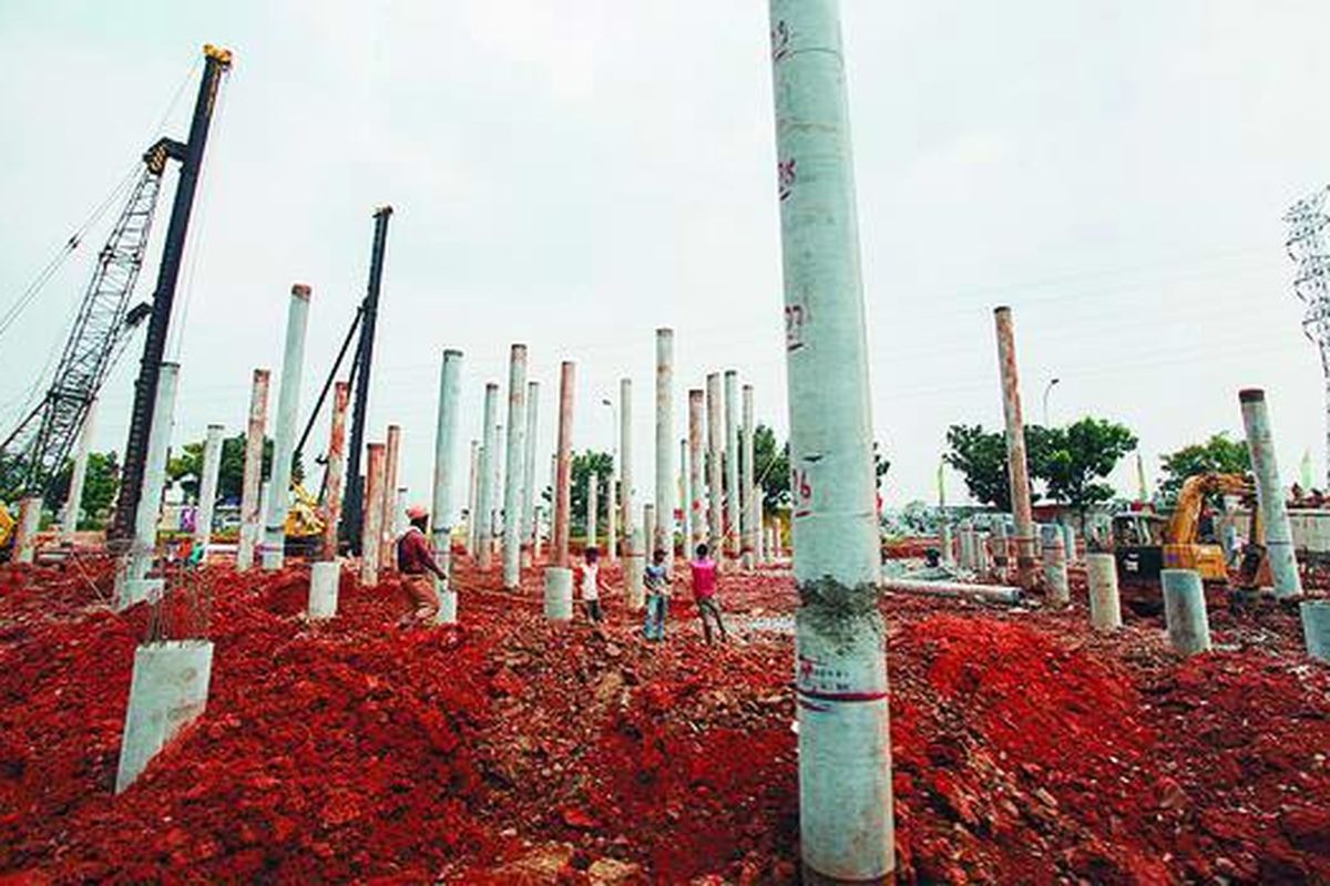 Pekerja menyelesaikan proyek jalan tol lingkar luar di kawasan Daan Mogot, Jakarta, Senin (15/6). Proyek infrastruktur selain diperlukan sebagai daya tarik masuknya investasi, juga menjadi tempat menampung tenaga kerja. Sayangnya, APBN tahun ini memangkas anggaran untuk infrastruktur.