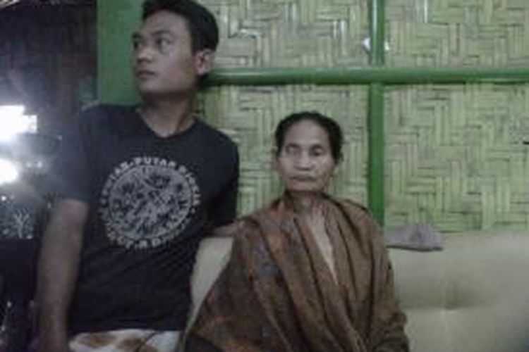 Narimo dan Darsimah (kanan) saat ditemui di rumahnya di Dusun Maliyan, Desa Kalinegoro, Kecamatan Mertoyudan, Kabupaten Magelang, Selasa (16/9/2014).