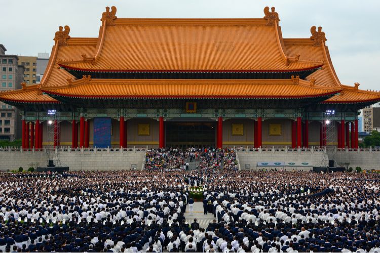Anggota Yayasan Buddha Tzu Chi berkumpul untuk merayakan acara tahunan di Chiang Kai-shek Memorial di Taipei pada 14 Mei 2017.