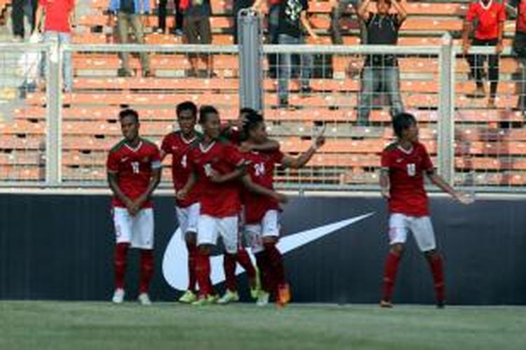 Para pemain tim nasional Indonesia U-23 merayakan gol ke gawang Brunei Darussalam pada laga Kualifikasi Piala Asia U-23 di Stadion Utama Gelora Bung Karno, Jakarta, Minggu (29/3/2015).