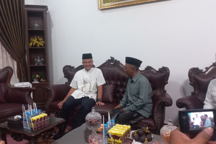 Calon Presiden (Capres) Ganjar Pranowo,  berkunjung ke pondok pesantren tertua di Jawa Tengah yakni di Pondok Pesantren Darussalam Watucongol Magelang.