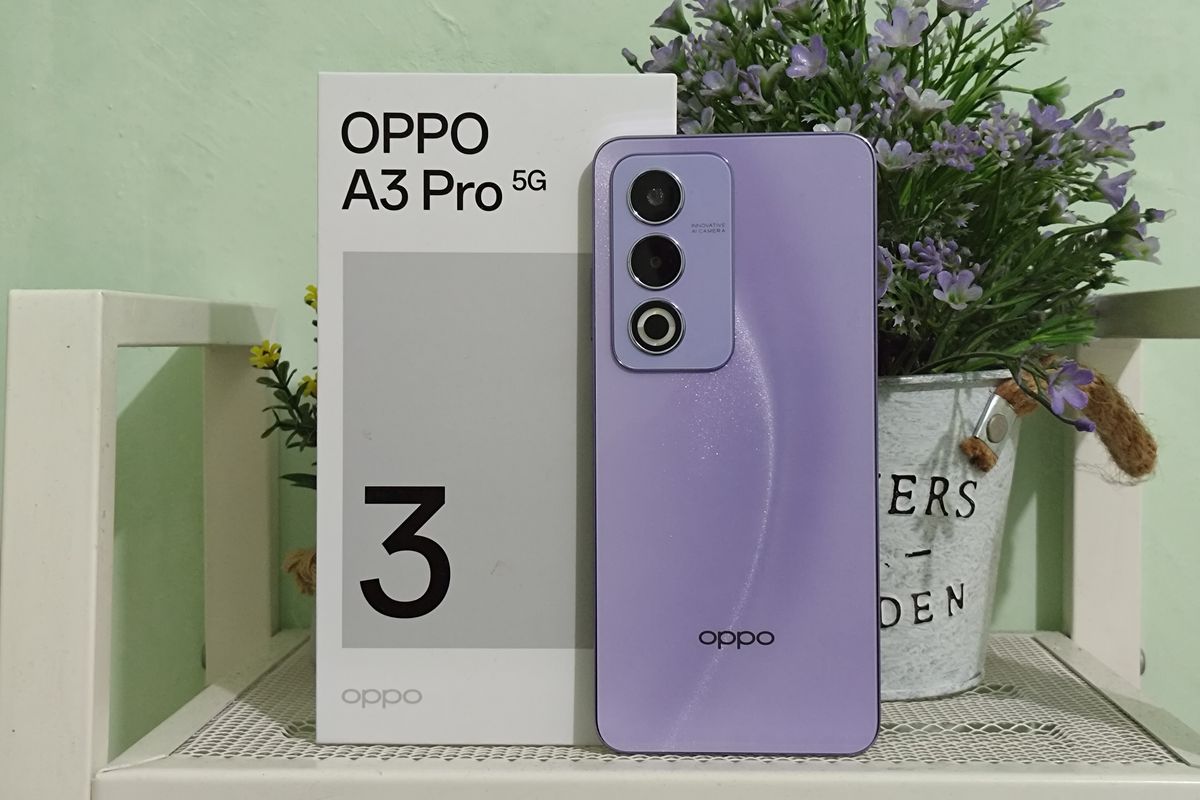 Oppo A3 Pro 5G bersama kotak penjualannya. Ponsel ini merupakan salah satu smartphone tahan banting terbaru Oppo di Indonesia. Bisa dibilang demikian karena bodi perangkat berbanderol Rp 4 juta (8 GB/256 GB) ini sudah lolos uji sertifikasi militer AS dengan standar MIL-STD-810H