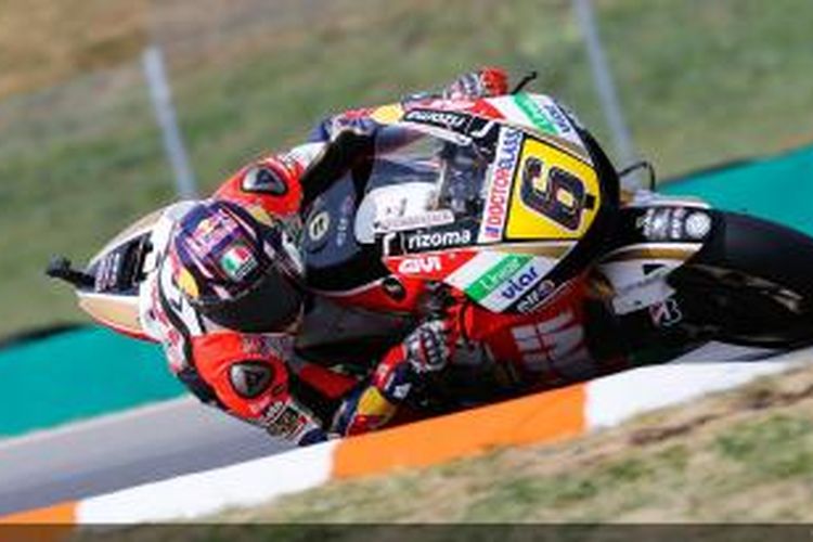 Pebalap Jerman, Stefan Bradl, memacu motornya di Sirkuit Brno, pada sesi latihan bebas dua GP Ceko, Jumat (23/8/2013).