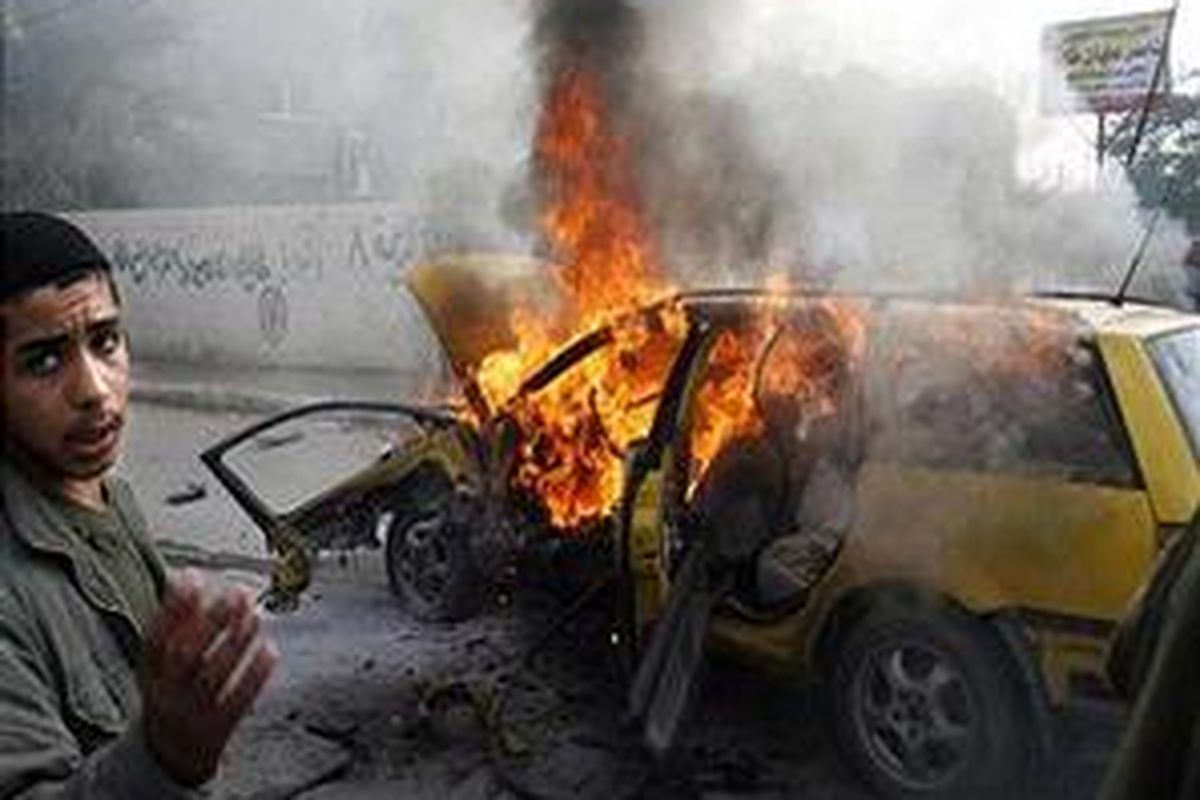 Sebuah mobil terbakar menyusul serangan udara Israel ke kamp pengungsi Rafah di Jalur Gaza selatan, dekat perbatasan dengan Mesir, 11 Januari 2009 