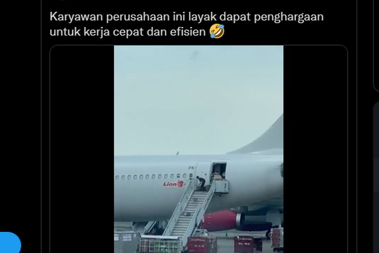 Tangkapan layar cuplikan video soal barang yang digelindingkan dari kabin pesawat Lion Air beredar pada Sabtu (29/1/2022).