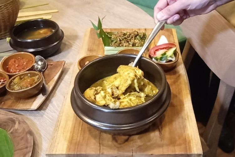 Sajian Ayam Betutu Metimbung di restoran Bali Timbungan Sarinah.