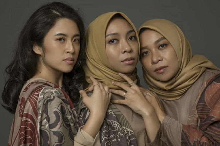 Ketiga founder Kami; Nadya Karina, Istafiana Candarini, dan Afina Candarini mengenakan koleksi perhiasan Rayani, hasil kolaborasi dengan Siorai.