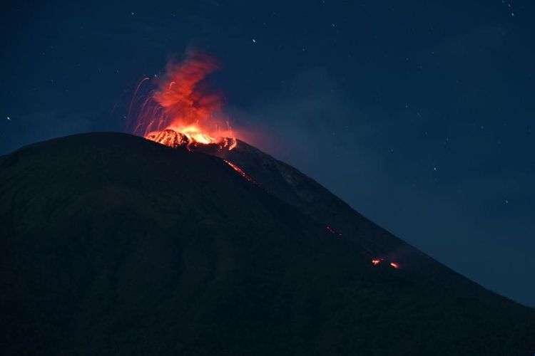 Gunung Ile Lewotolok mengeluarkan lava pijar pada Sabtu (23/3/2024) pukul 01.32 Wita