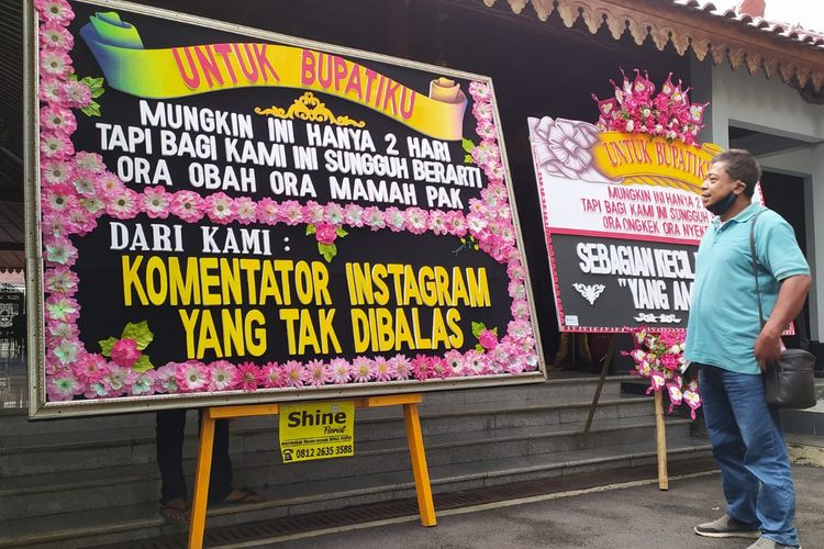 Karangan bunga bernada protes Jateng di Rumah Saja terpasamg di kompleks Pendapa Sipanji Purwokerto, Kabupaten Banyumas, Jawa Tengah, Jumat (5/2/2021).
