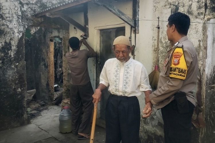 5 Tahun Hidup Sendirian Tanpa Listrik di Tengah Kebun, Abah Rozak Menangis Haru Dapat Rumah Layak