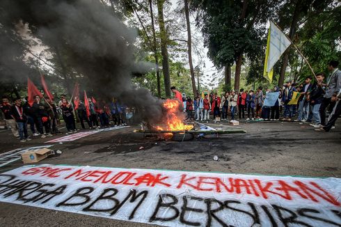 Demo Tolak Kenaikan BBM, Mahasiswa di Cimahi Bakar Keranda 