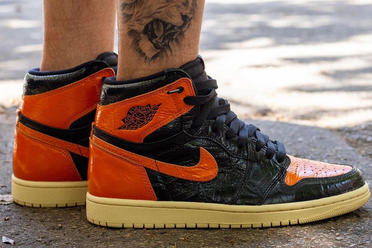 Air Jordan 1 Retro High OG Shattered Backboard 3.0.  tetap menggunakan kombinasi warna yang khas, seperti varian pendahulunya, namun dengan material yang berbeda.  