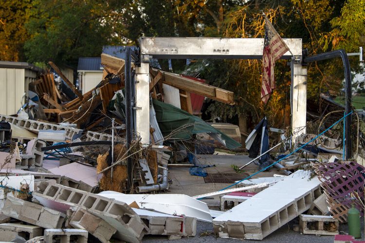 Puing-puing yang diendapkan oleh air banjir mengotori sebuah lingkungan di Waverly, Tennessee, pada Minggu, 22 Agustus 2021. 
