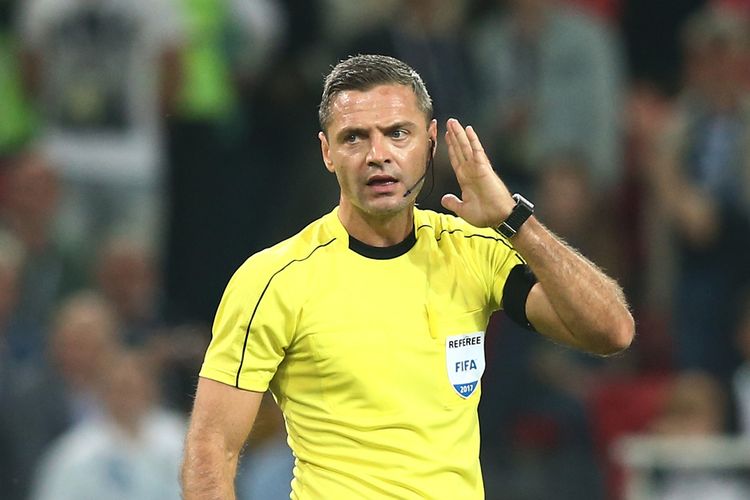 Wasit Damir Skomina menggunakan alat bantu komunikasi pada laga Piala Konfederasi 2017 di Moskow, Rusia.