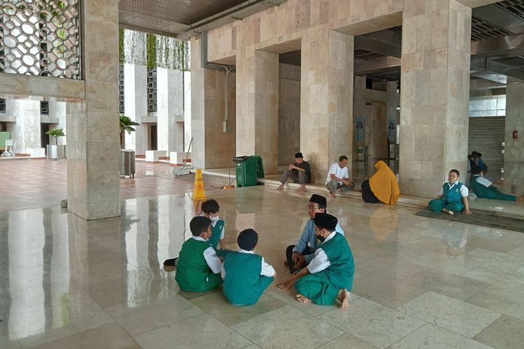 Penampakan kawasan Masjid Istiqlal sebagai lokasi diskusi oleh pengunjung. 