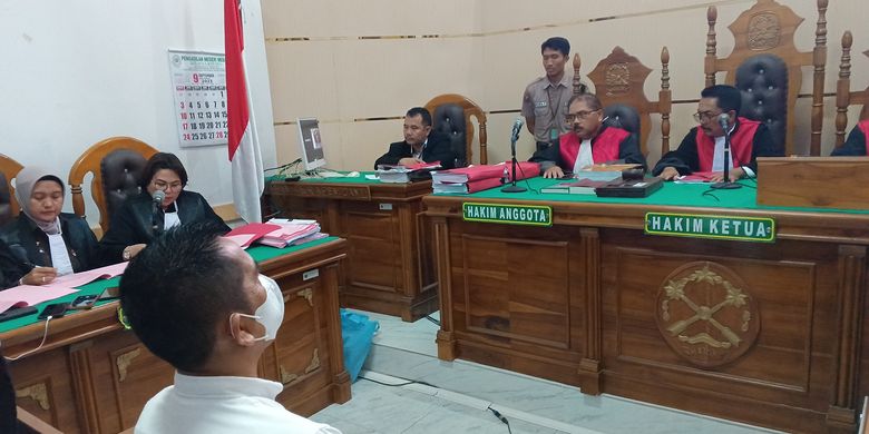 AKBP Achiruddin saat mendengarkan jaksa membacakan tuntutan kasus penganiayaan yang melibatkannya di Pengadilan Negeri Medan, Senin (18/9/2023)